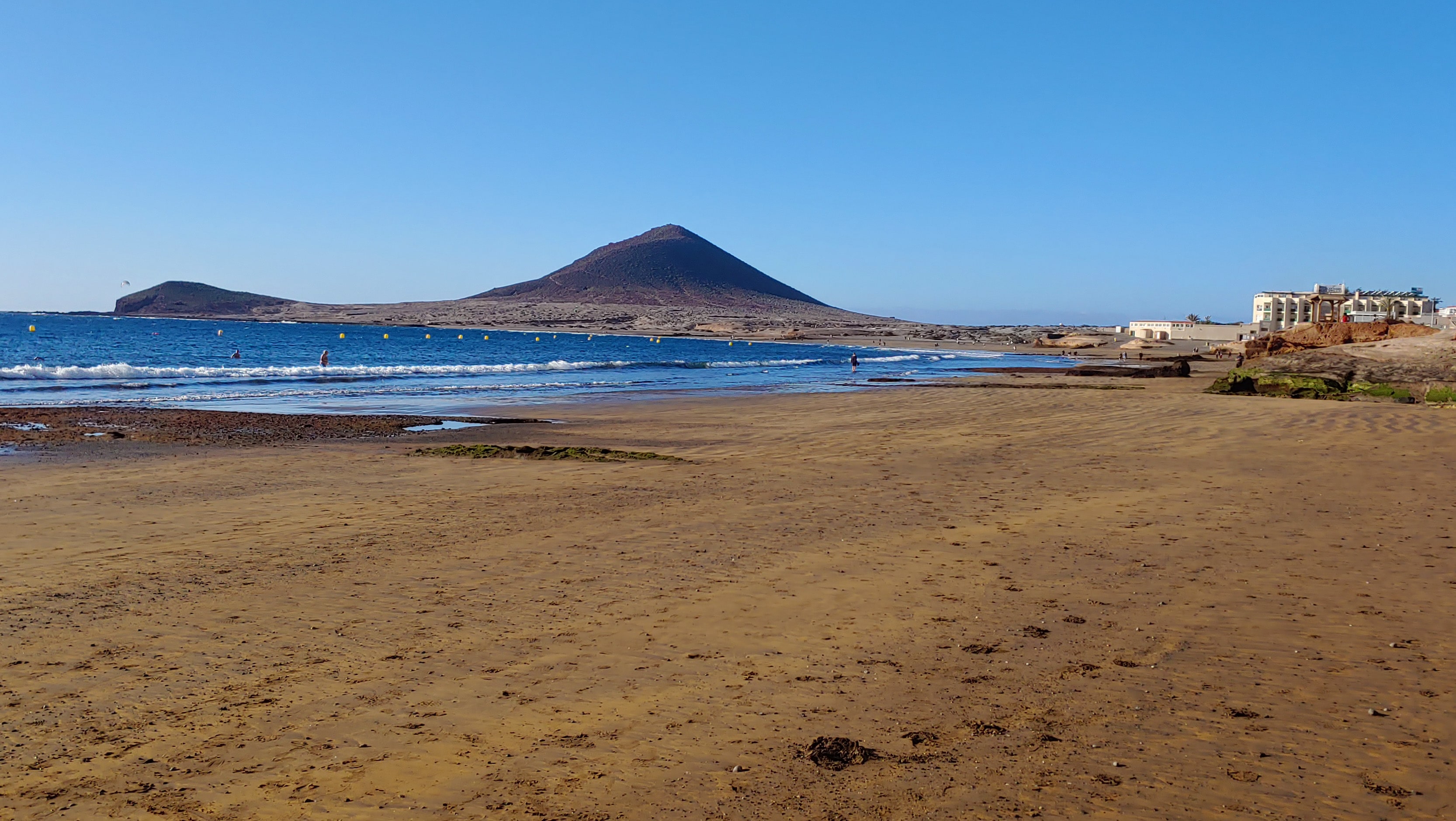 Kam na Tenerife? El Médano je město plážových povalečů a milovníků vodních sportů